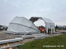 Zaali sme s vcvikom pecialistov na vstavbu mobilnch hangrov